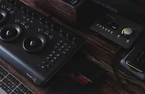 معدات التسجيل داخل استديو أول الفن